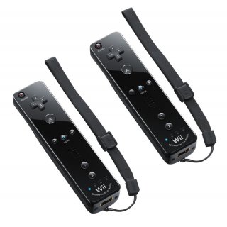 Es sind 2 zur Konsole passende Wii Remote Plus Controller vorhanden und intakt [Wii]
